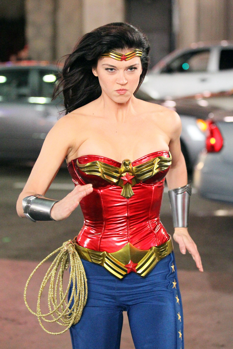 Illustration for article titled See the new and improved Wonder Woman costume in action